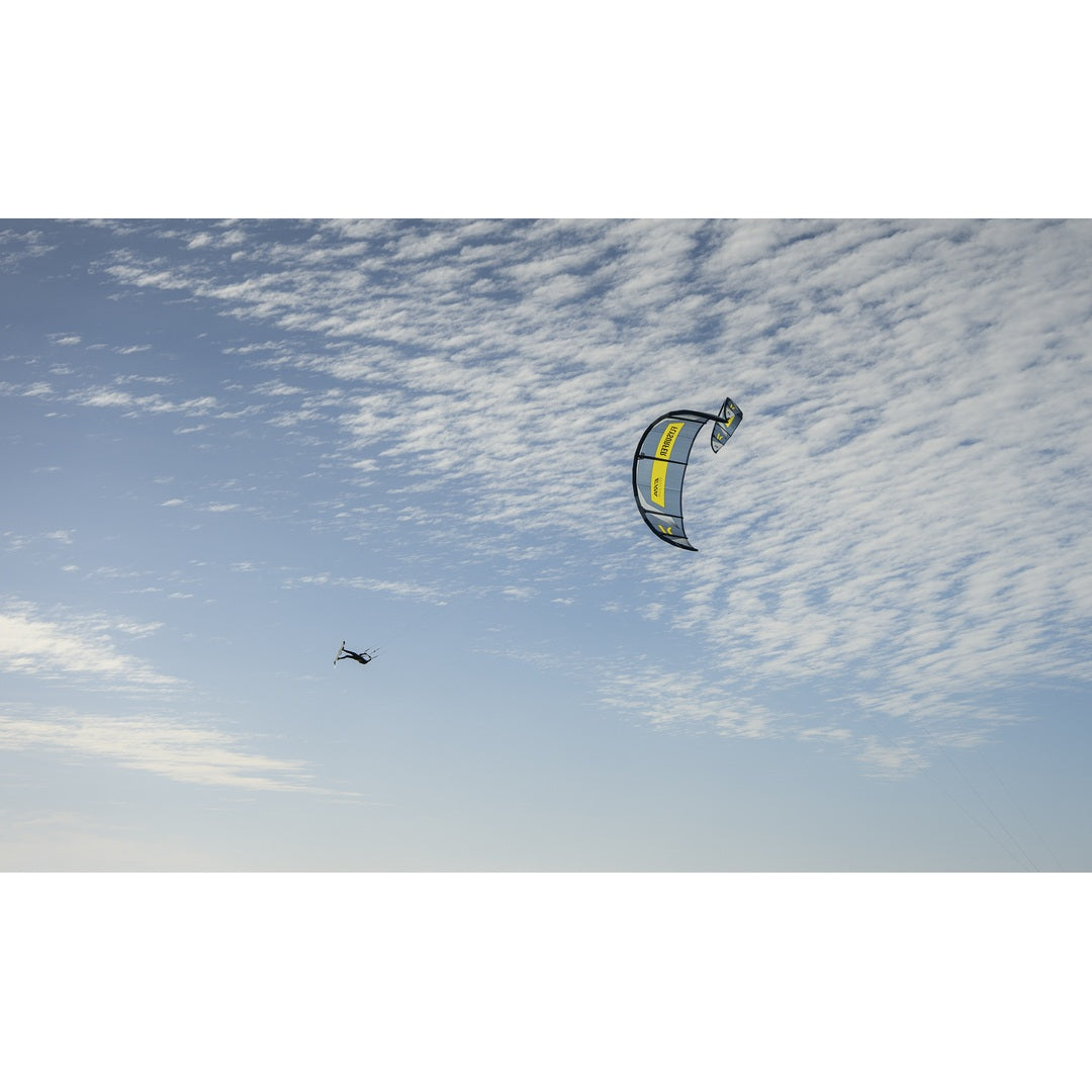 Flysurfer ERA3 kite detail and riding image 1