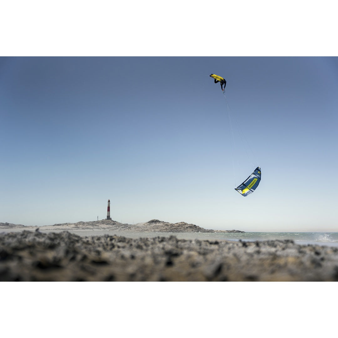 Flysurfer ERA3 kite detail and riding image 3