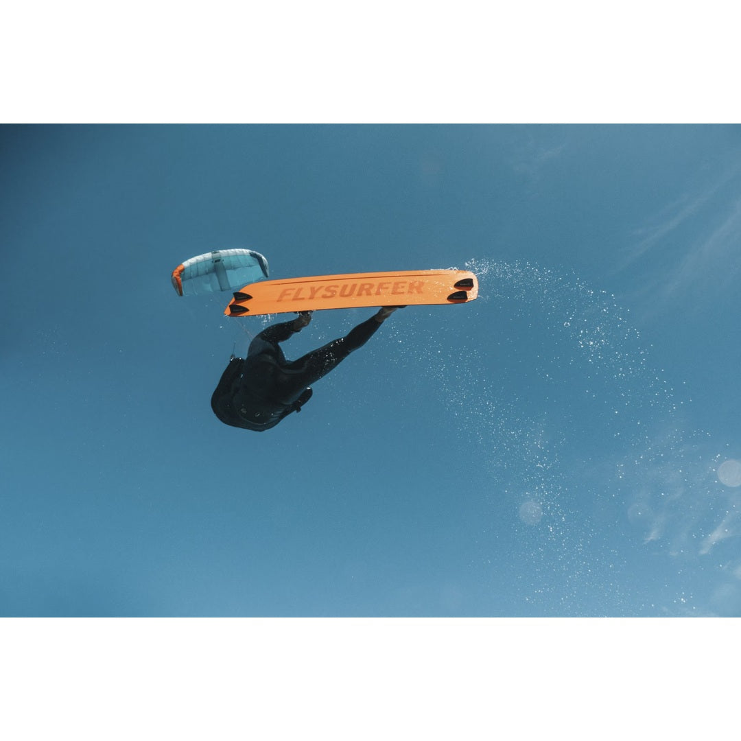 Flysurfer STAGE 2 Lightwind Kiteboard – genuine riding and construction detail 4