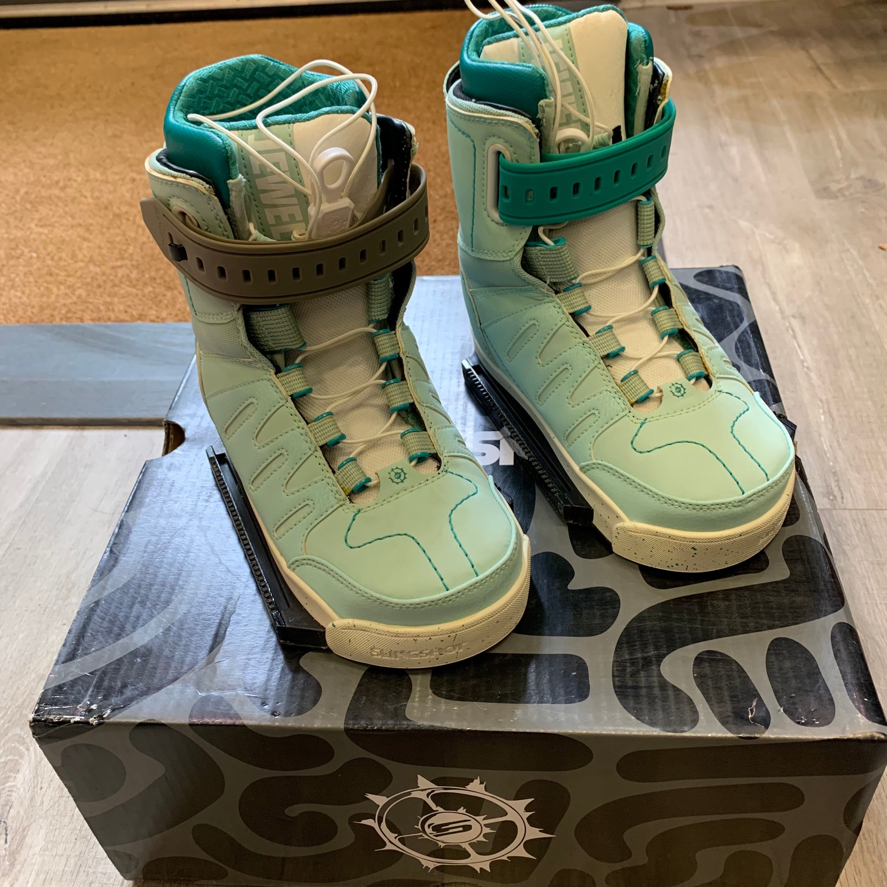 Used 2020 Slingshot Jewel 3.5UK  wakeboard bindings S2AS